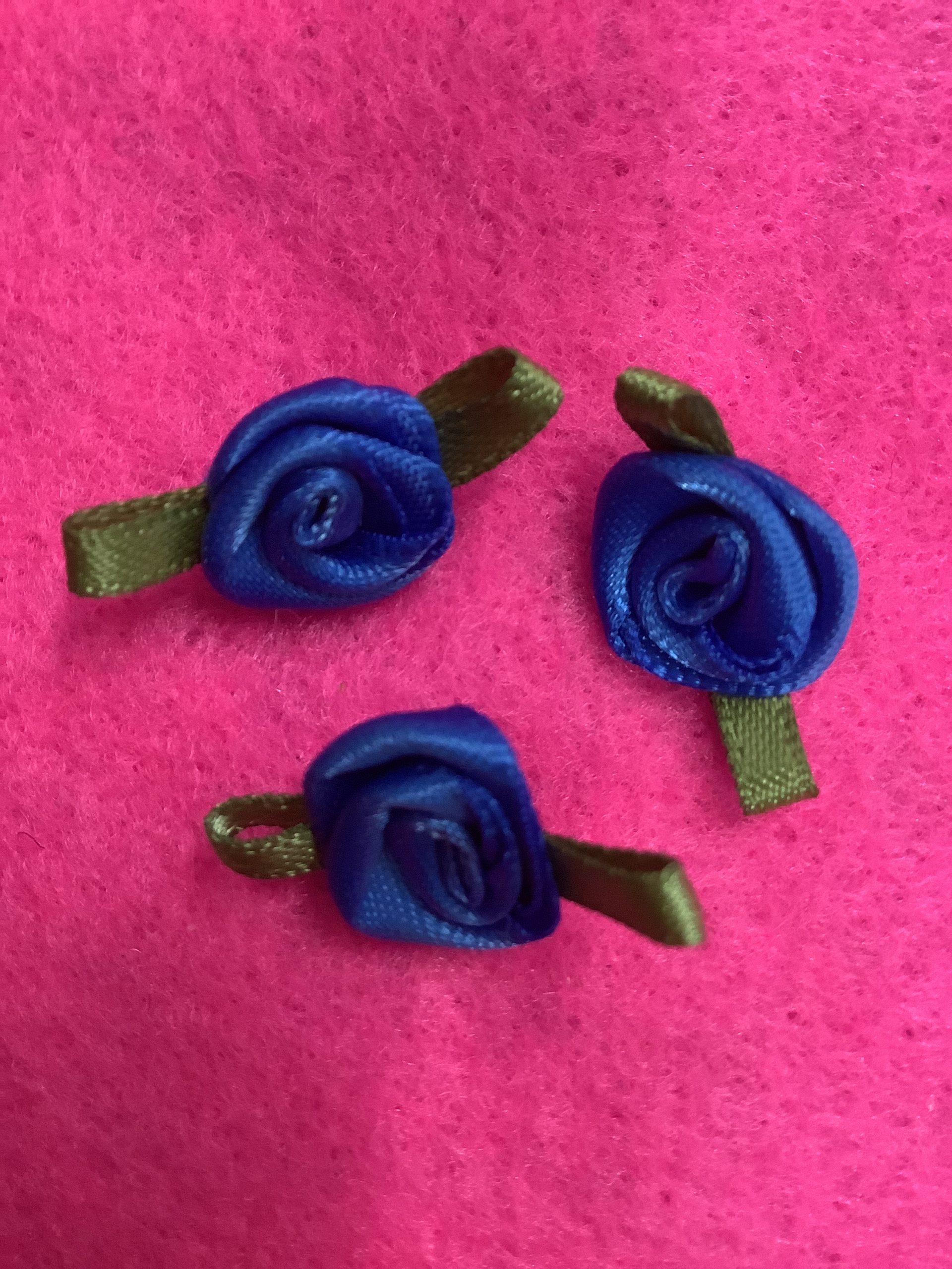 royal-blue-ribbon-flower-with-green-leaves-rf31-the-dropped-stitch